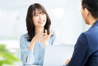 婚活中の男性に対して指導する岡崎市にある結婚相談所の岡崎婚活結婚相談所ハピマリの仲人のイメージ画像