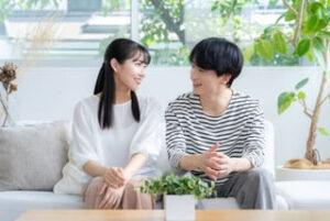岡崎市の岡崎婚活結婚相談所ハピマリで結婚した婚活男性と婚活女性が岡崎市でお家デートをして笑いあいながら結婚の幸せをかみしめているイメージ画像