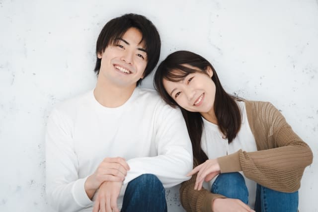 岡崎婚活結婚相談所ハピマリで岡崎市内で結婚した婚活男性と婚活女性が婚活を終えて岡崎市でお家デートをして笑いあいながら結婚の幸せをかみしめているイメージ画像 (1)