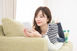 岡崎婚活結婚相談所ハピマリでは岡崎市で婚活をする婚活男性や婚活女性の味方として結婚相談所でのプロフィールを見ながらお相手を選んでいくイメージ画像