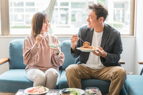 岡崎婚活結婚相談所ハピマリで岡崎市内で結婚したい婚活男性と婚活女性が岡崎市のカフェでデートをして笑いあいながら幸せそうにお茶しているイメージ画像