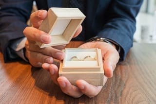 岡崎婚活結婚相談所ハピマリで岡崎市で婚活をする婚活男性と婚活女性が結婚指輪を渡して結婚へ向けて一歩踏み出し成婚するイメージ画像
